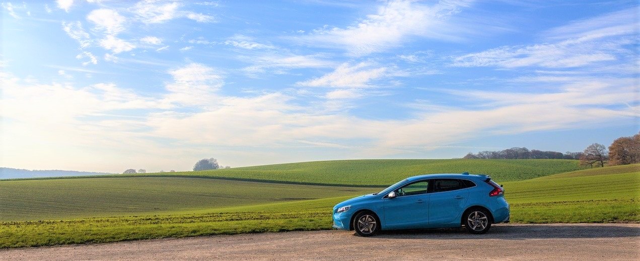 blue-car-1209666_1280_縦カット_明色調整